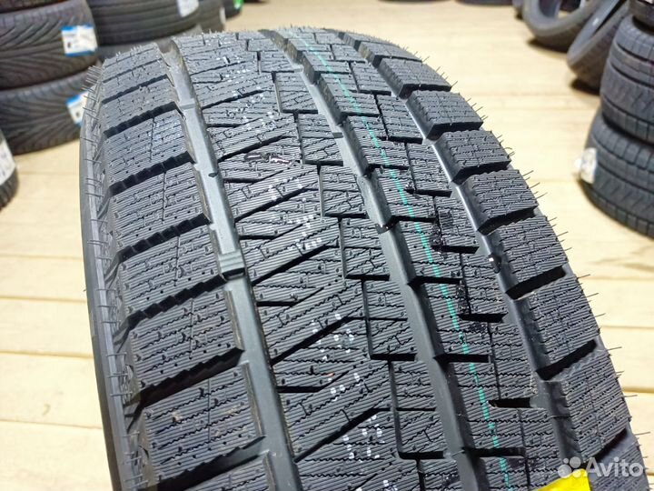 Kapsen SnowShoes AW33 225/45 R18 91H