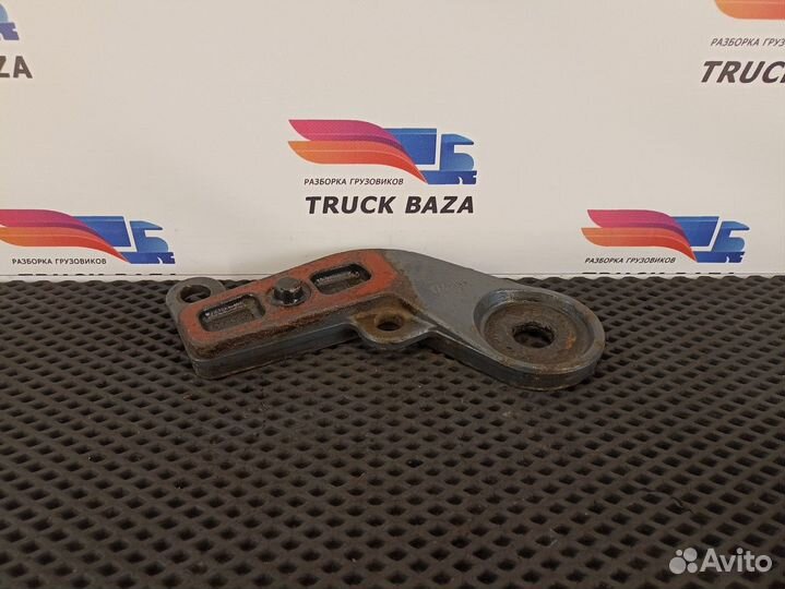 1740951 Кронштейн амортизатора переднего правый