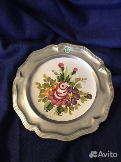 Фарфоровые тарелочки в оловянном обрамлении