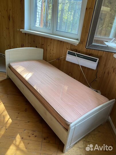 Кровать