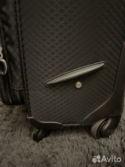 Чемодан на колесах размер m