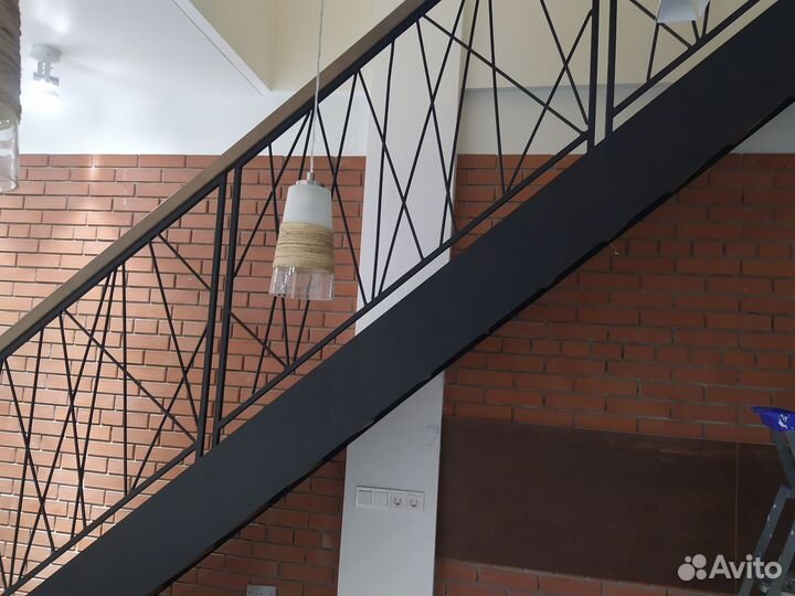 Лестница на металлокаркасе в дом