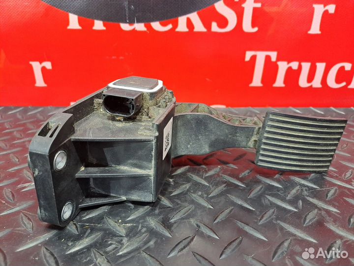 Педаль акселератора