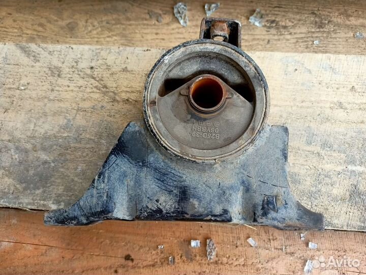 Подушка двигателя правая Mazda familia bj