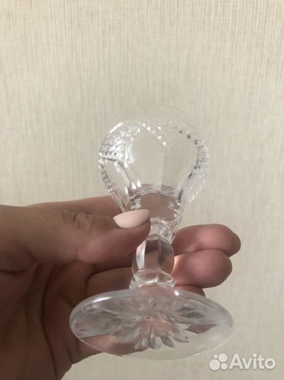 Хрустальные рюмки на ножке