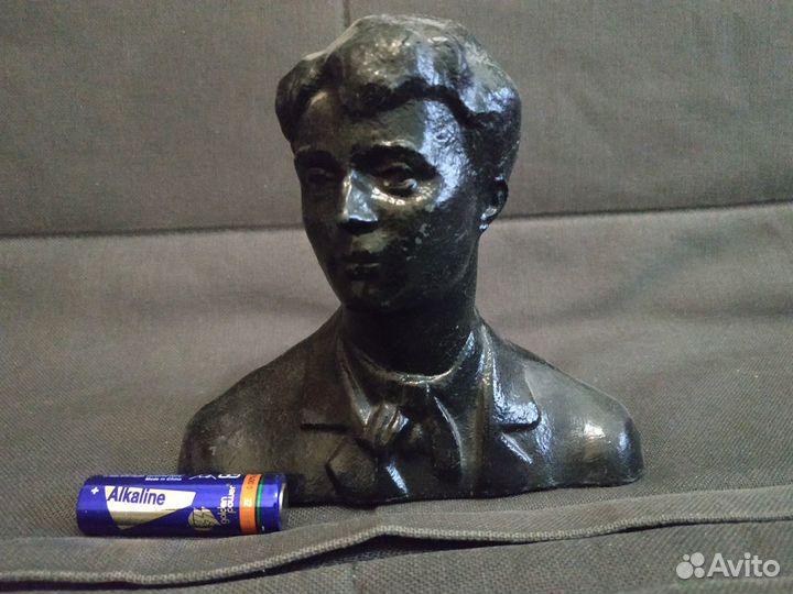 Бюст Есенина советских времён