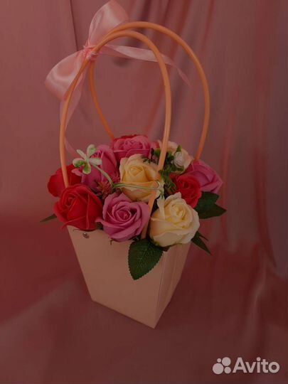 Букет в сумочке из мыльных цветов