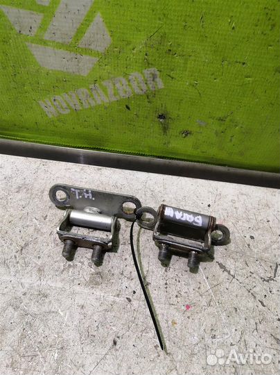 Петля двери багажника Тойота Хайлендер