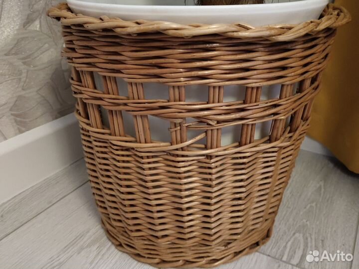 Драцена искусственная и плетёное кашпо