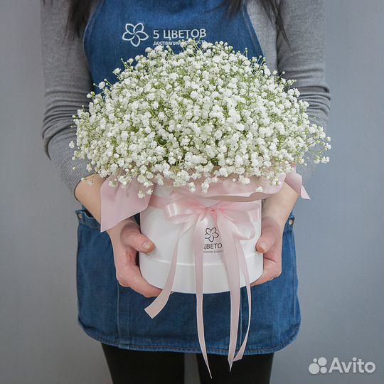 Букет цветов из 9 белых гипсофил в шляпной коробке