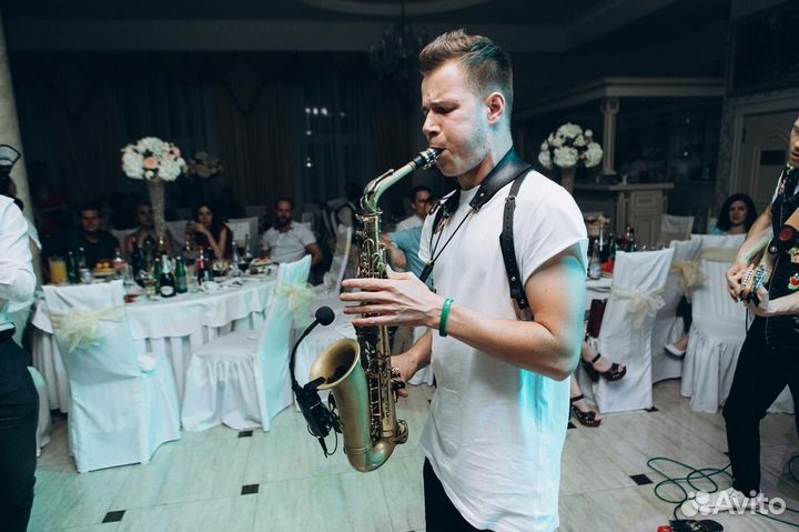 Саксофонист на праздник