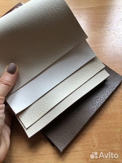 Два набора кусочков искусственной кожи