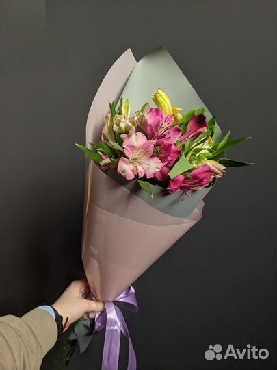 Букет из 7 фиолетовых и жёлтых альстромерий