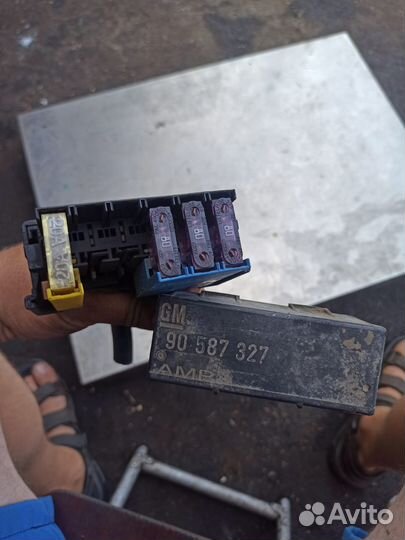 Блок предохранителей GM 90 587 327 Opel Astra F