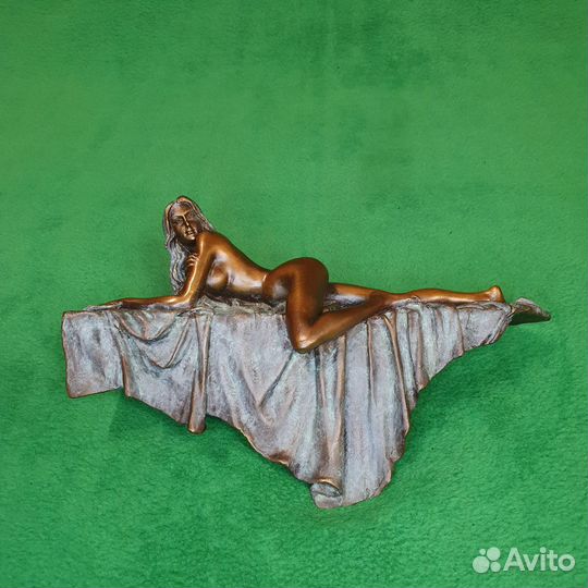 Статуэтка бронза Девушка на покрывале на полку цвт