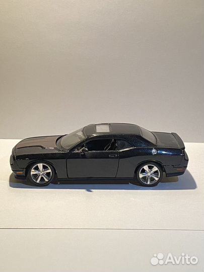 Машинка коллекционная Dodge Challenger STR8 1:24