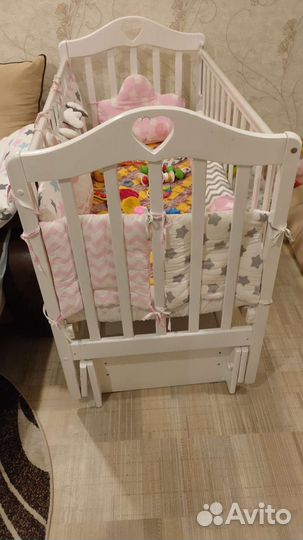 Детская кроватка с универсальным маятником