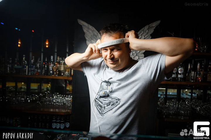 Ди Джей (DJ) со своим оборудованием