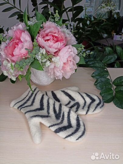 Берет и варежки валяные