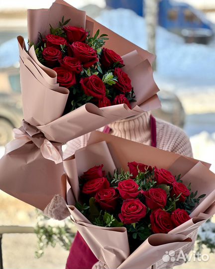 Букет из красных роз и белых, пионовидные,кустовые