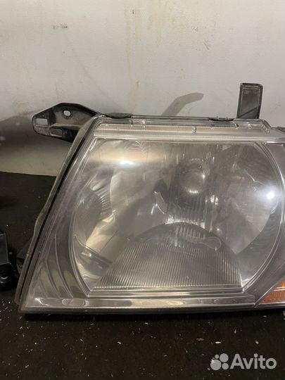 Фара передняя Mitsubishi Pajero 3