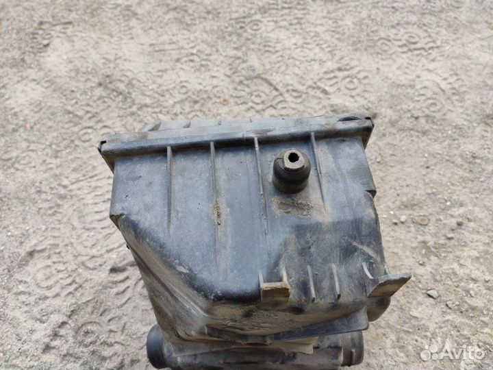 Корпус воздушного фильтра Volkswagen Passat B3