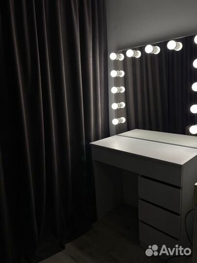 Туалетный столик с зеркалом и подсветкой