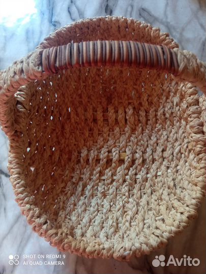 Небольшая корзинка плетеная, с подложкой внутри