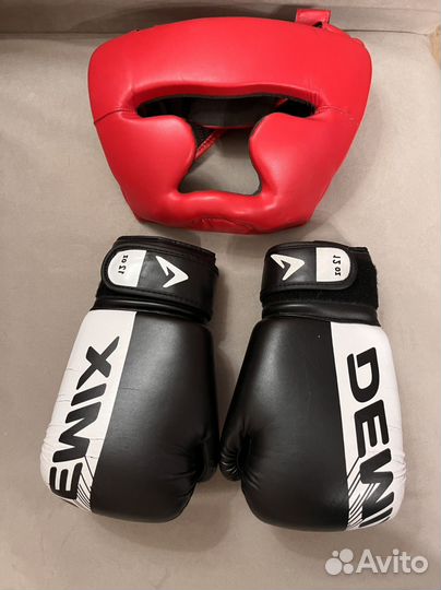 Боксерские перчатки и шлем