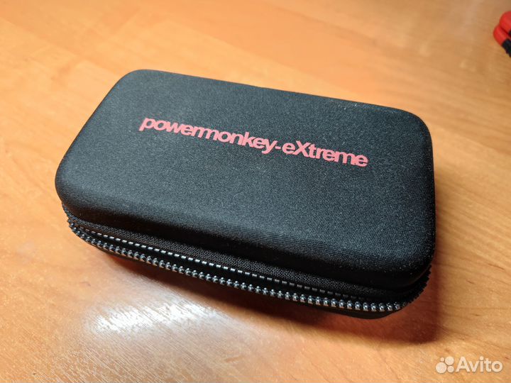 Повербанк + солнечная батарея Power Monkey Extreme