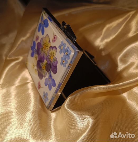 Зеркальце карманное с сухоцветами из смолы