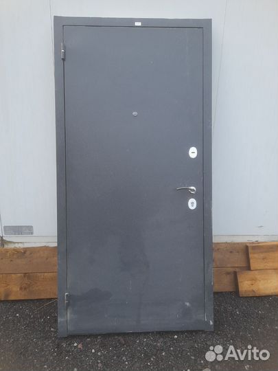 Дверь входная металлическая от застройщика