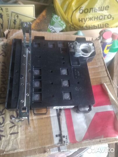 Блок предохранителей (клемма + )