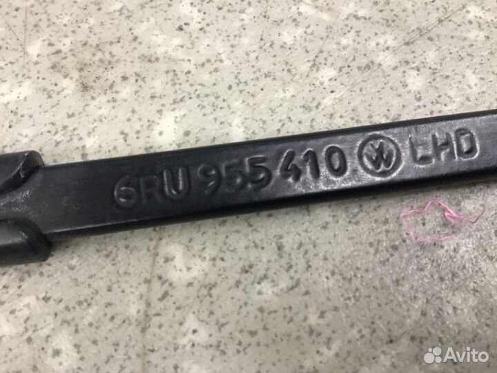 Поводок стеклоочистителя передний правый VW Polo