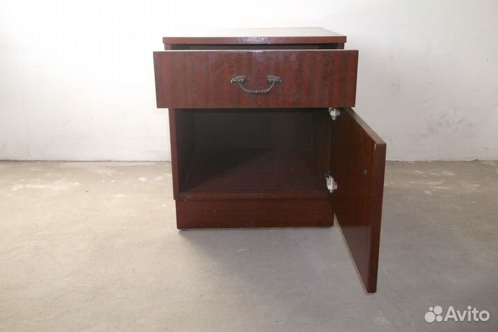 Тумба прикроватная, полированная