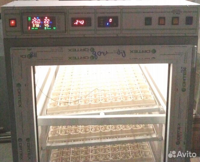 Инкубатор для птицы на 750 куриных яиц