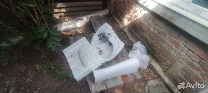 4 люстры, раковина, кран, барная стойка