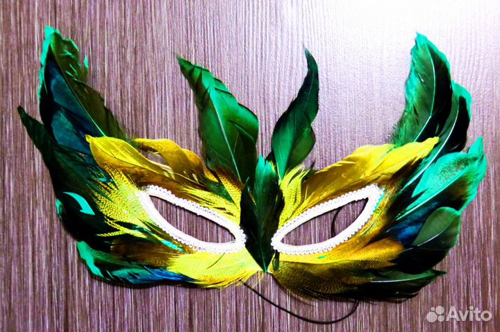 Маска карнавальная из перьев