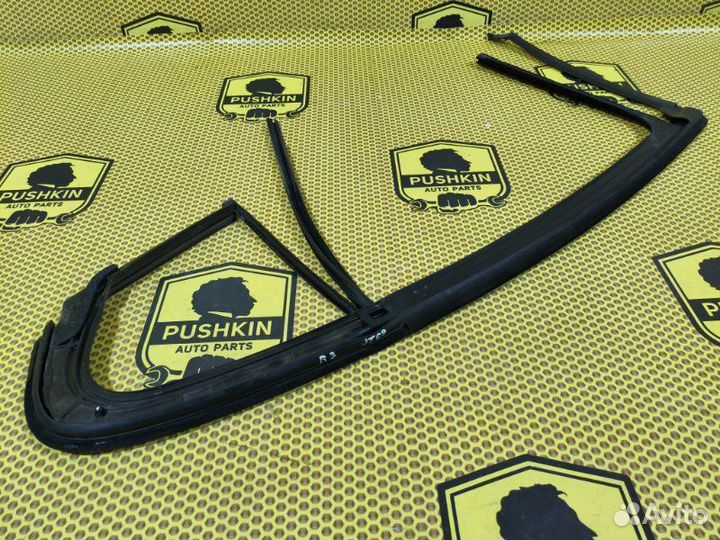 Уплотнитель стекла двери задний правый Opel