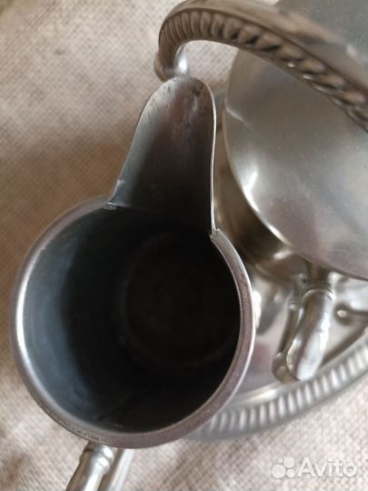 Сахарница и молочник