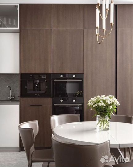 Прямая кухня в бежевом глянце и матовом дереве