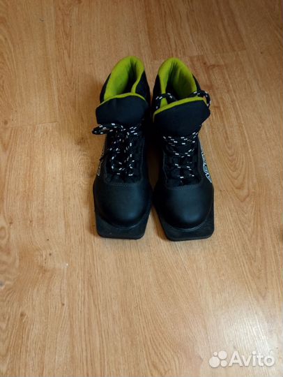 Комплект:лыжи, лыжные палки и ботинки