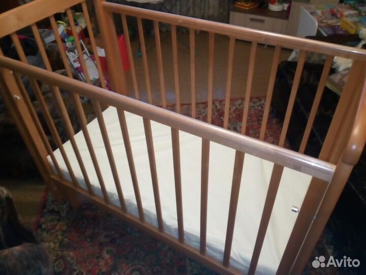 Детская кроватка с мятником и ящиком