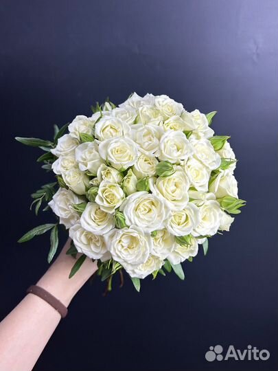 Букет невесты из белых кустовых роз