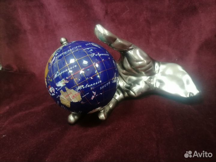 Рука с глобусом
