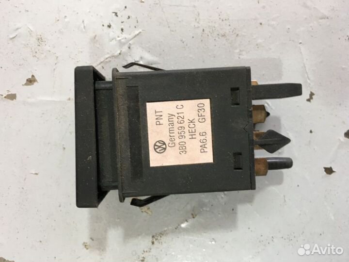 Кнопка обогрева заднего стекла Volkswagen Passat B