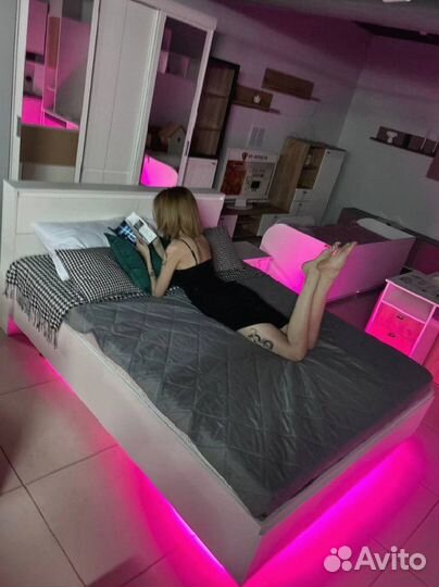 Кровать белая парящая