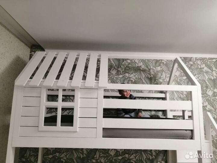 Двухъярусная кровать домик