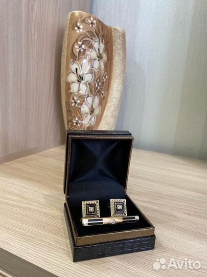 Зажим и запонки для костюма