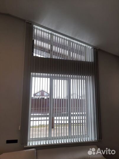 Жалюзи вертикальные треугольные и простые окна